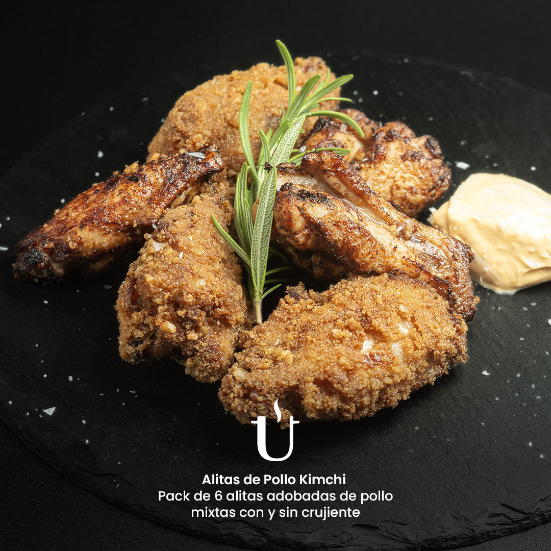 Alitas de pollo adobadas al kimchi mixtas con y sin crujiente