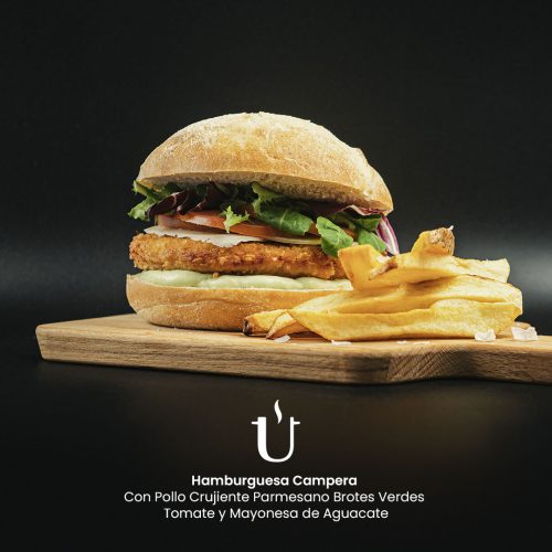 Hamburguesa Campera con Pollo Crujiente Parmesano Brotes Verdes Tomate y Mayonesa de Aguacate