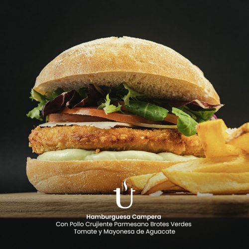 Hamburguesa Campera con Pollo Crujiente Parmesano Brotes Verdes Tomate y Mayonesa de Aguacate