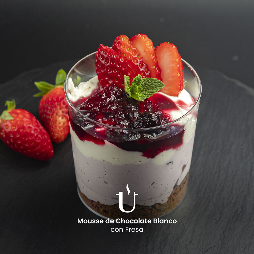 Mousse de Chocolate Blanco con Fresa Raggú