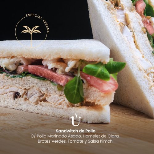 Sandwitch de Pollo C/ Pollo Marinado Asado, Homelet de Clara, Brotes Verdes, Tomate y Salsa Kimchi