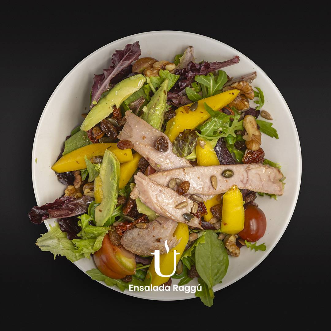 Ensalada Especial Raggú con Brotes Tiernos, Tomates Frescos y Secos, Aguacate, Mango, Frutos Secos, Ventresca de Atún y Vinagreta de Cítricos o AOVE.