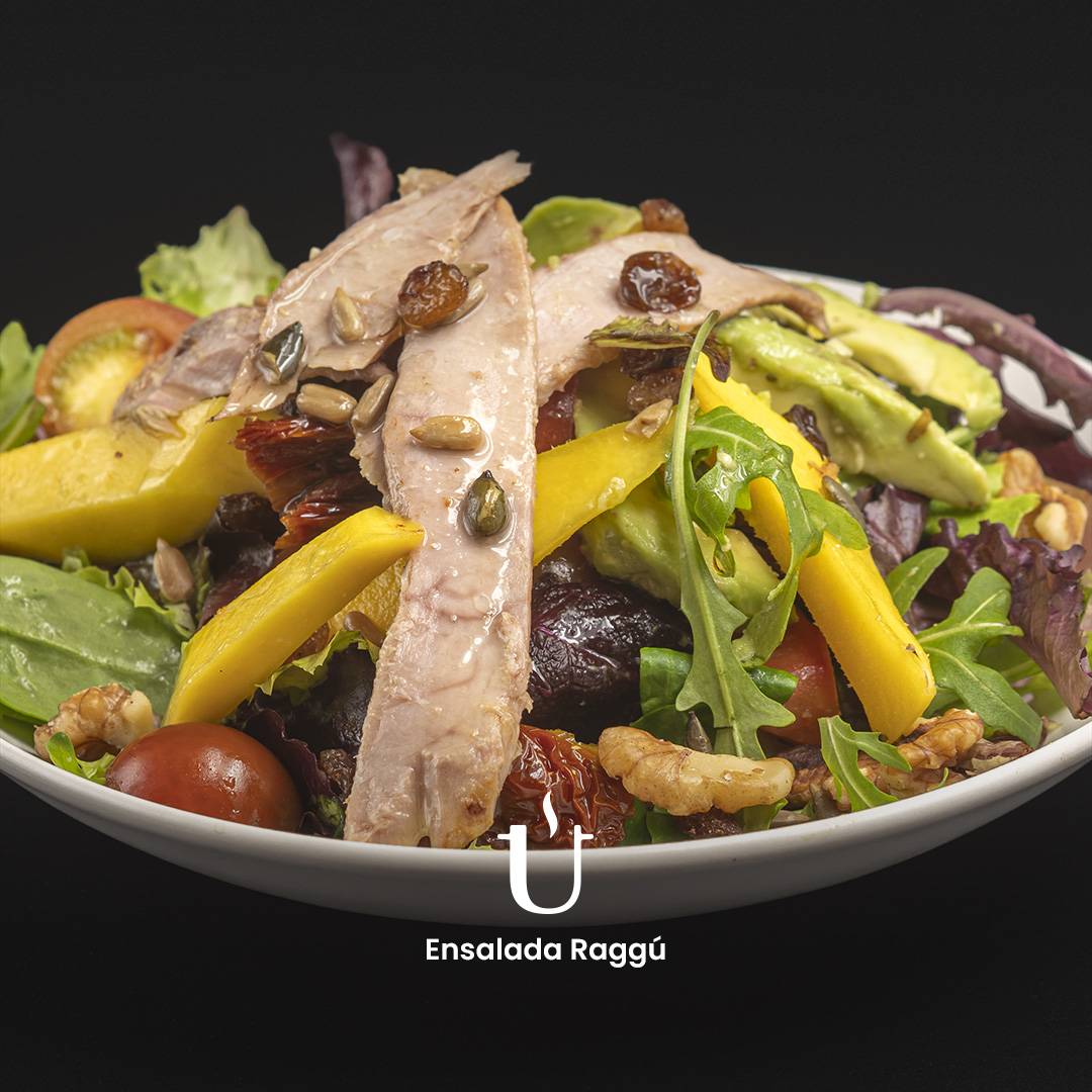 Ensalada Especial Raggú con Brotes Tiernos, Tomates Frescos y Secos, Aguacate, Mango, Frutos Secos, Ventresca de Atún y Vinagreta de Cítricos o AOVE.
