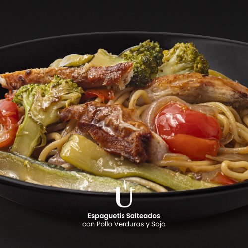 Espaguetis Salteados con Verduras Pollo y Soja - Raggú