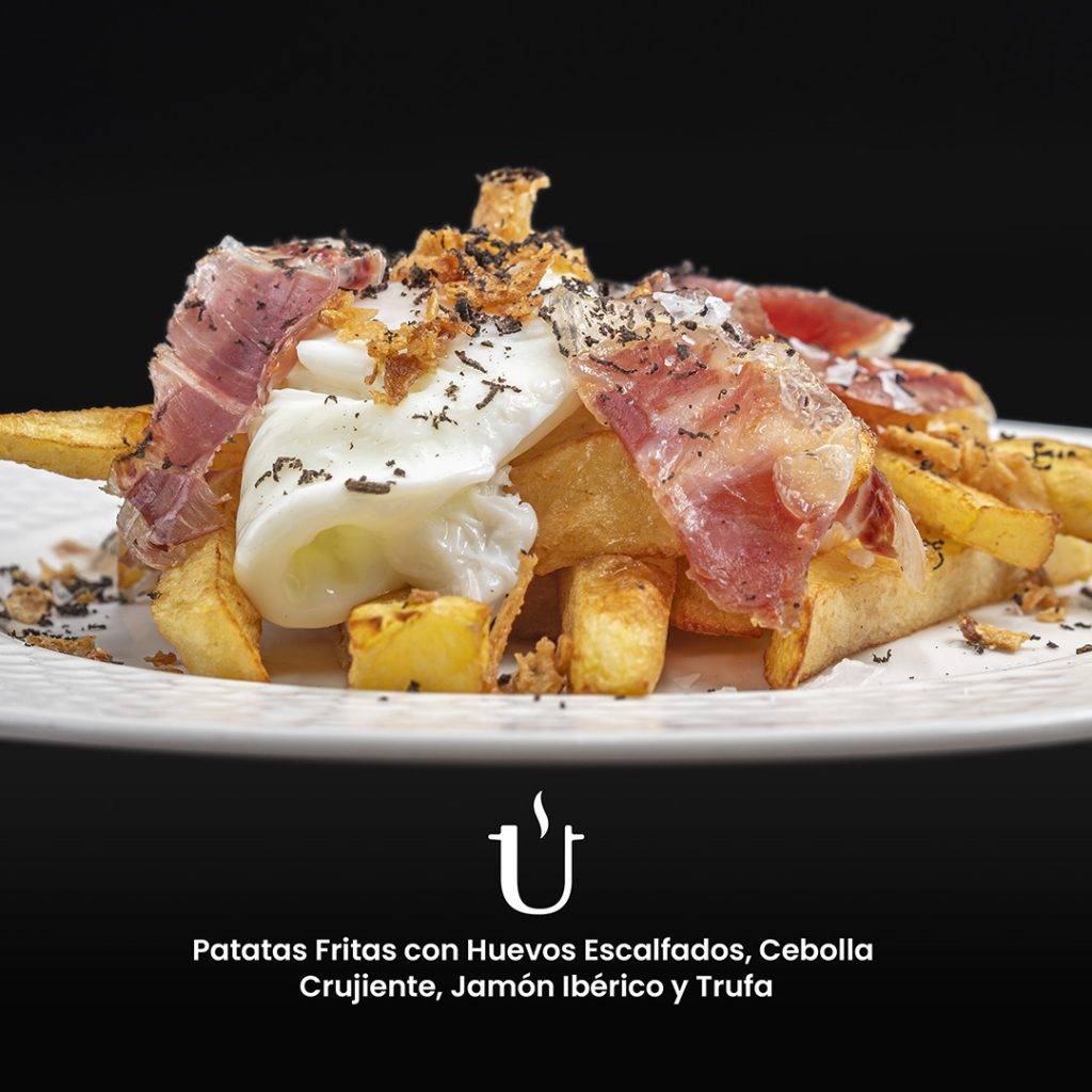 Patatas Fritas con Huevos Escalfados Cebolla Crujiente Jamón Ibérico y Trufa - Raggú