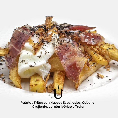 Patatas Fritas con Huevos Escalfados Cebolla Crujiente Jamón Ibérico y Trufa - Raggú