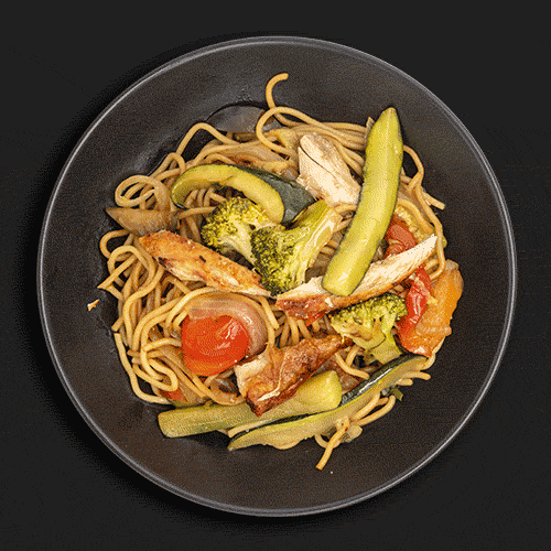 Espaguetis Salteados Con Pollo Verduras y Soja Raggú